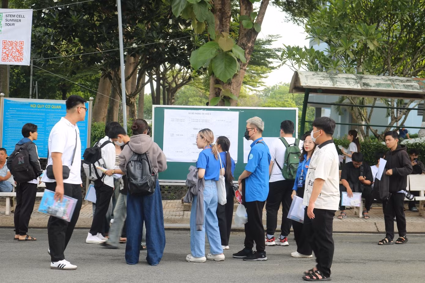 Thí sinh xem sơ đồ phòng thi. (Ảnh: ĐHQG TP. HCM)