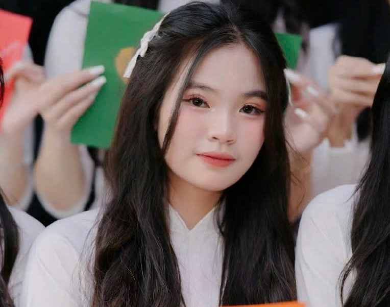 Kim Chi luôn cố gắng học tập để trở thành niềm tự hào của gia đình và quê hương Nghệ An mà mình luôn yêu thương. Kim Chi luôn cố gắng học tập để trở thành niềm tự hào của gia đình và quê hương Nghệ An mà mình luôn yêu thương.