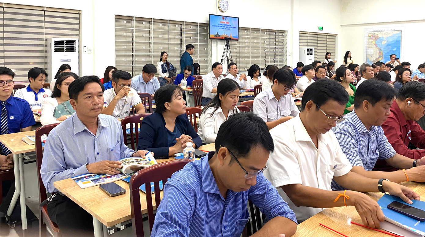 Các đại biểu và sinh viên Lào - Campuchia tham gia Chương trình Kỷ niệm.