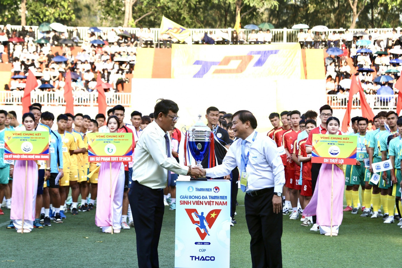 Đại diện Nhà tài trợ trao Cúp VCK cho Ban Tổ chức. (Ảnh: N. Hiển) Đại diện Nhà tài trợ trao Cúp VCK cho Ban Tổ chức. (Ảnh: N. Hiển)