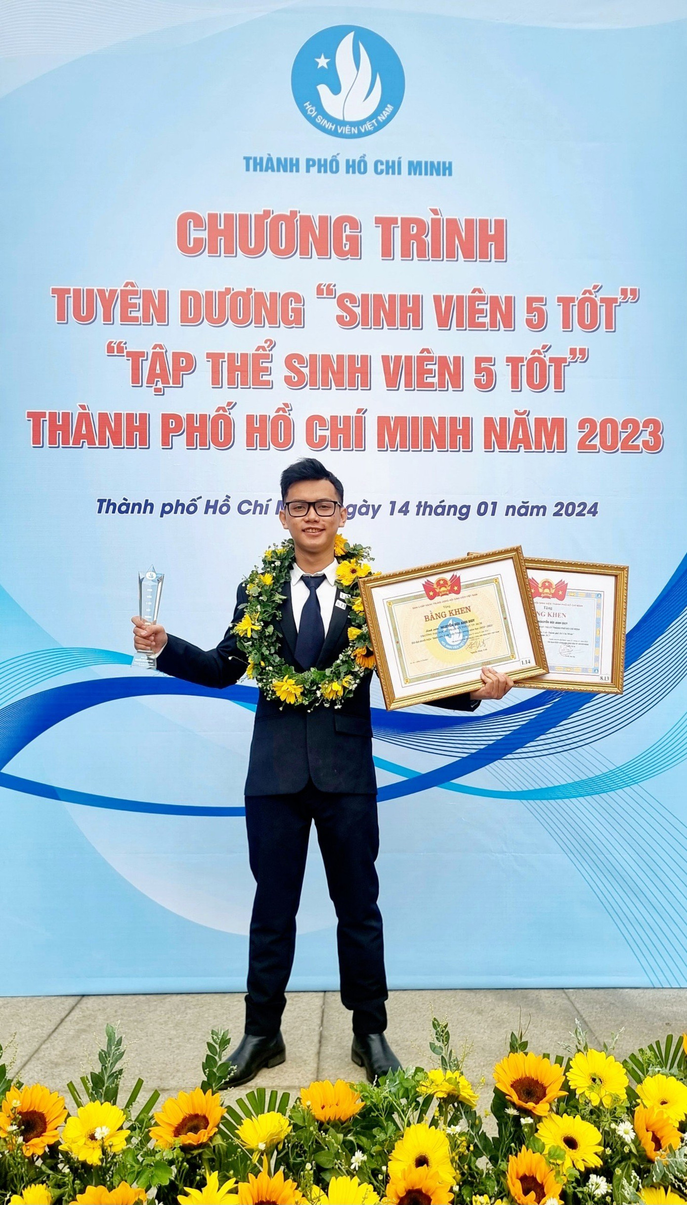 Anh Duy cũng sở hữu Danh hiệu 'Sinh viên 5 tốt' cấp T.Ư. Anh Duy cũng sở hữu Danh hiệu 'Sinh viên 5 tốt' cấp T.Ư.