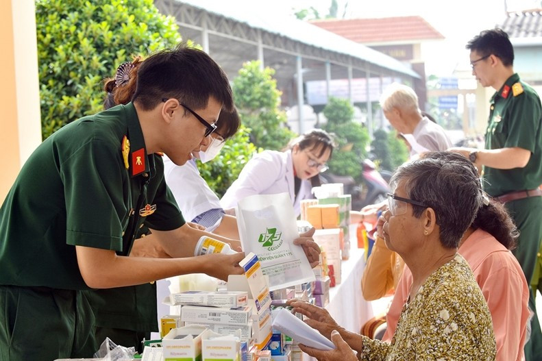 Người dân được các bác sĩ thăm khám và phát thuốc miễn phí tại chương trình. Người dân được các bác sĩ thăm khám và phát thuốc miễn phí tại chương trình.