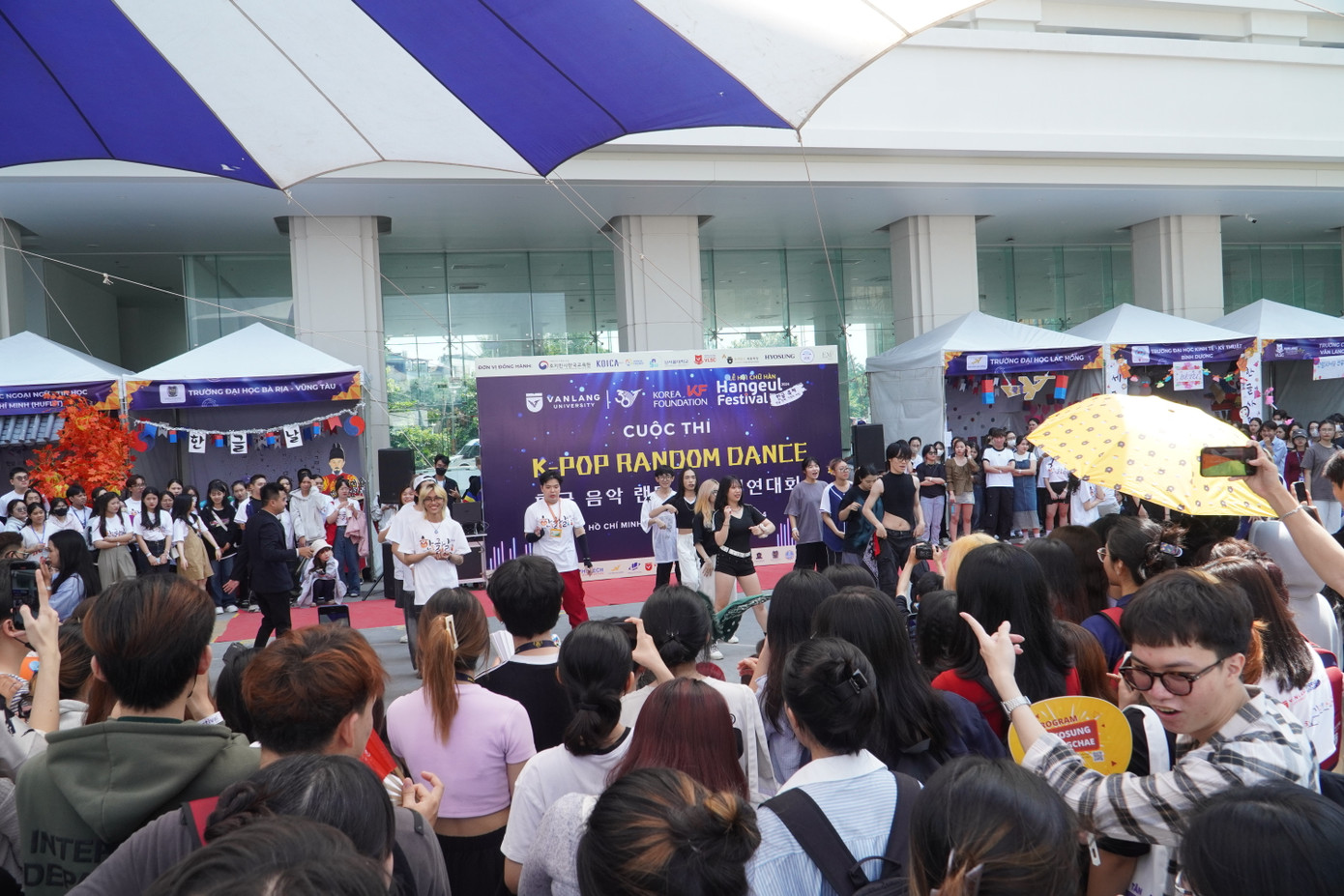 Các đội thi tranh tài cuộc thi nhảy K-Pop Random Dance trong Ngày hội.