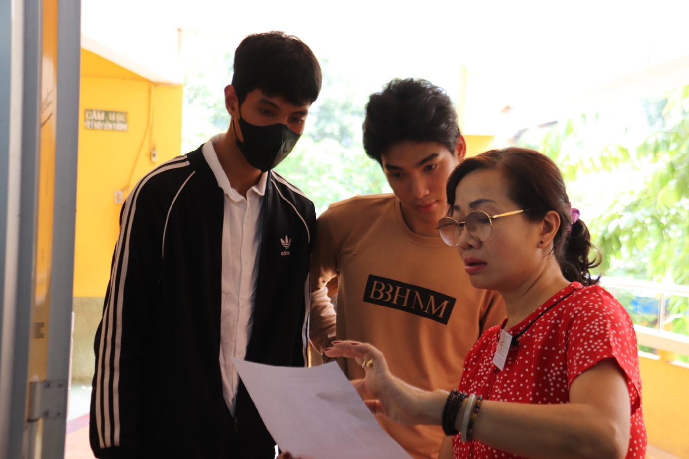 Giám thị hỗ trợ các thí sinh giải đáp các thắc mắc trong buổi đầu phổ biến quy chế thi.