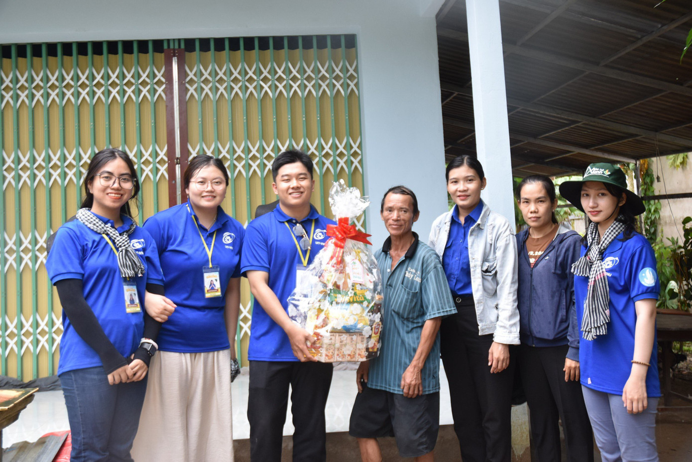 Các chiến sĩ áo xanh trao tặng những món quà yêu thương đến người già neo đơn và các gia đình có hoàn cảnh khó khăn.