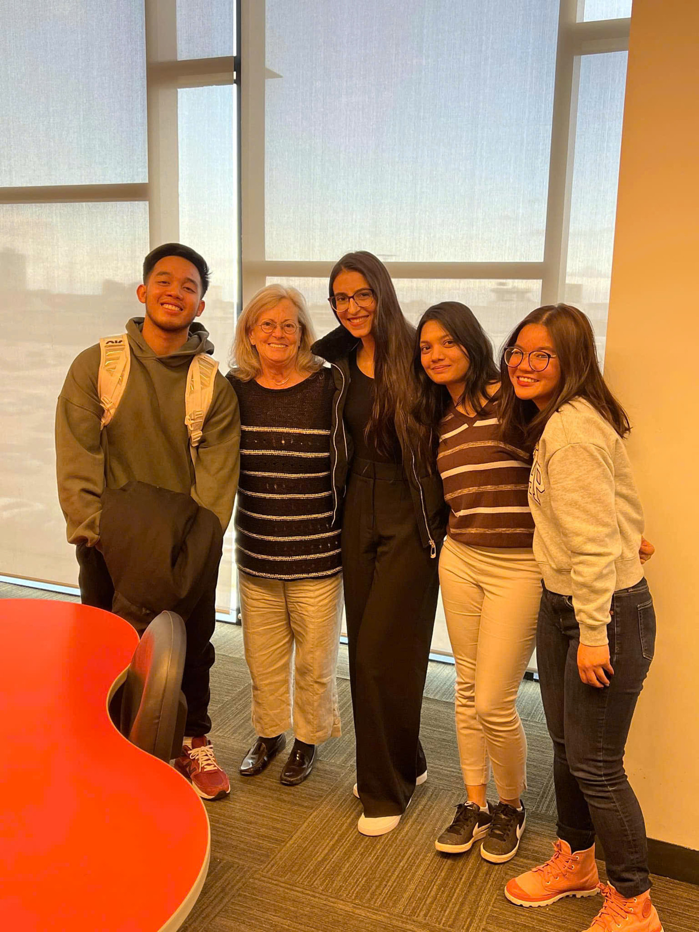 Phương Anh (bên phải) cùng người cô dạy tiếng Anh đã định hướng nghề nghiệp và động viên giúp cô vững bước trên con đường học ngoại ngữ. Phương Anh (bên phải) cùng người cô dạy tiếng Anh đã định hướng nghề nghiệp và động viên giúp cô vững bước trên con đường học ngoại ngữ.