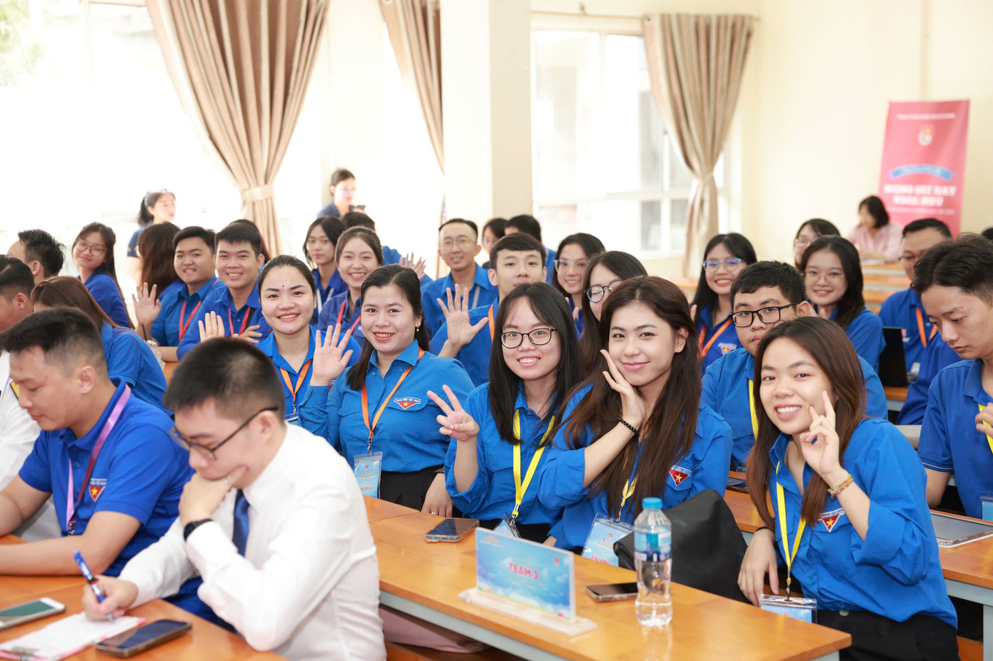 Các đại biểu tham dự chương trình.