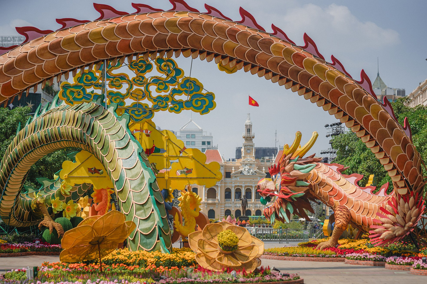 Nhiều bạn trẻ thích thú check-in với cặp linh vật rồng tại Đường hoa Nguyễn Huệ. (Ảnh: Phạm Nguyễn).