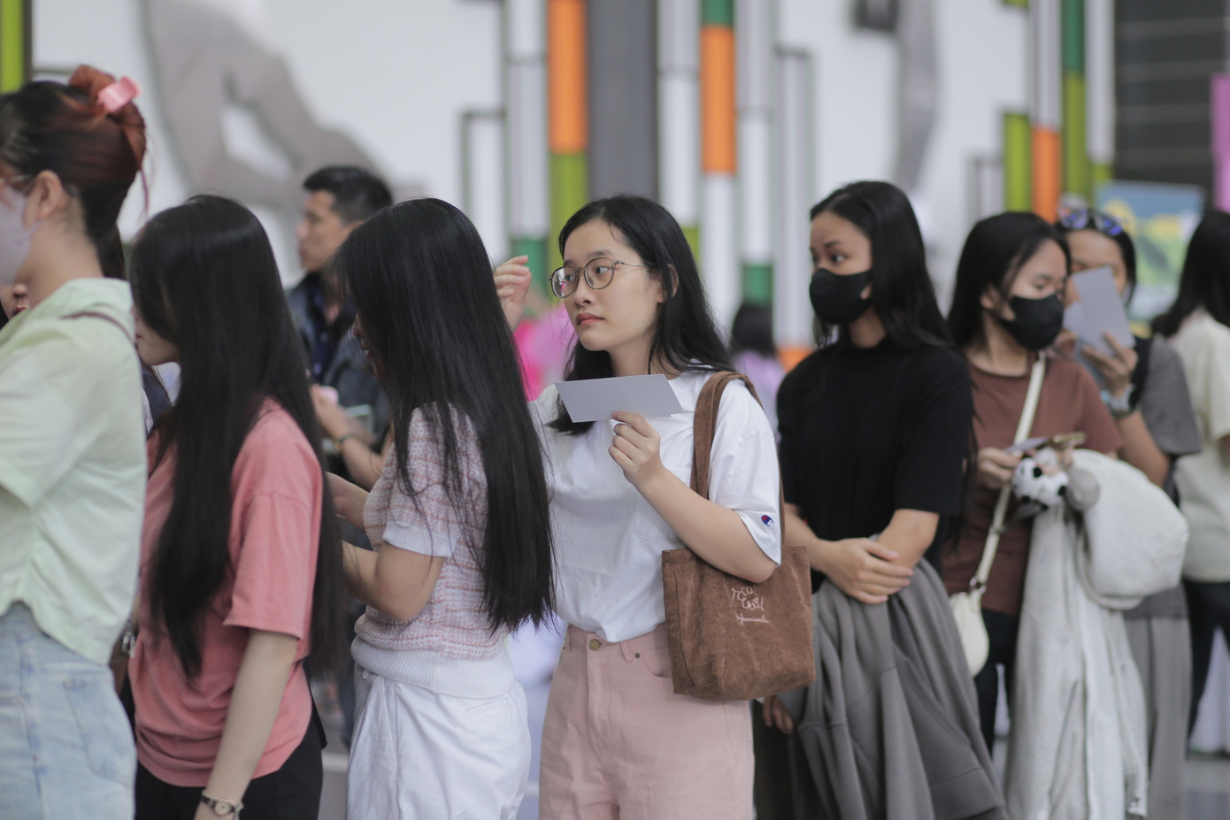 Các bạn trẻ xếp hàng tham gia 'Ngày hội Nón Hồng 2024'. Các bạn trẻ xếp hàng tham gia 'Ngày hội Nón Hồng 2024'.