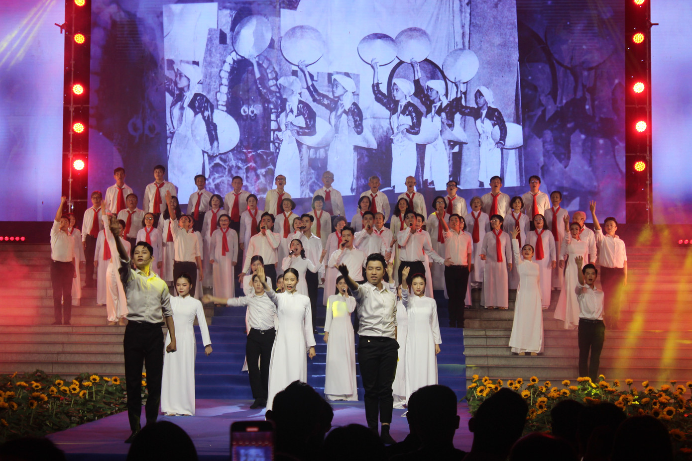 Tiết mục văn nghệ mở màn tái hiện lại truyền thống phong trào học sinh, sinh viên Việt Nam qua các thời kỳ.