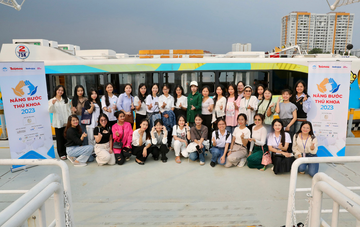 Chương trình “Nâng bước thủ khoa” là một hoạt động thường niên trong chuỗi hoạt động của Quỹ Hỗ trợ Tài năng trẻ Việt Nam và báo Tiền Phong. Năm nay, Ban Tổ chức nhận được hơn 350 hồ sơ ứng viên do các trường đại học giới thiệu.