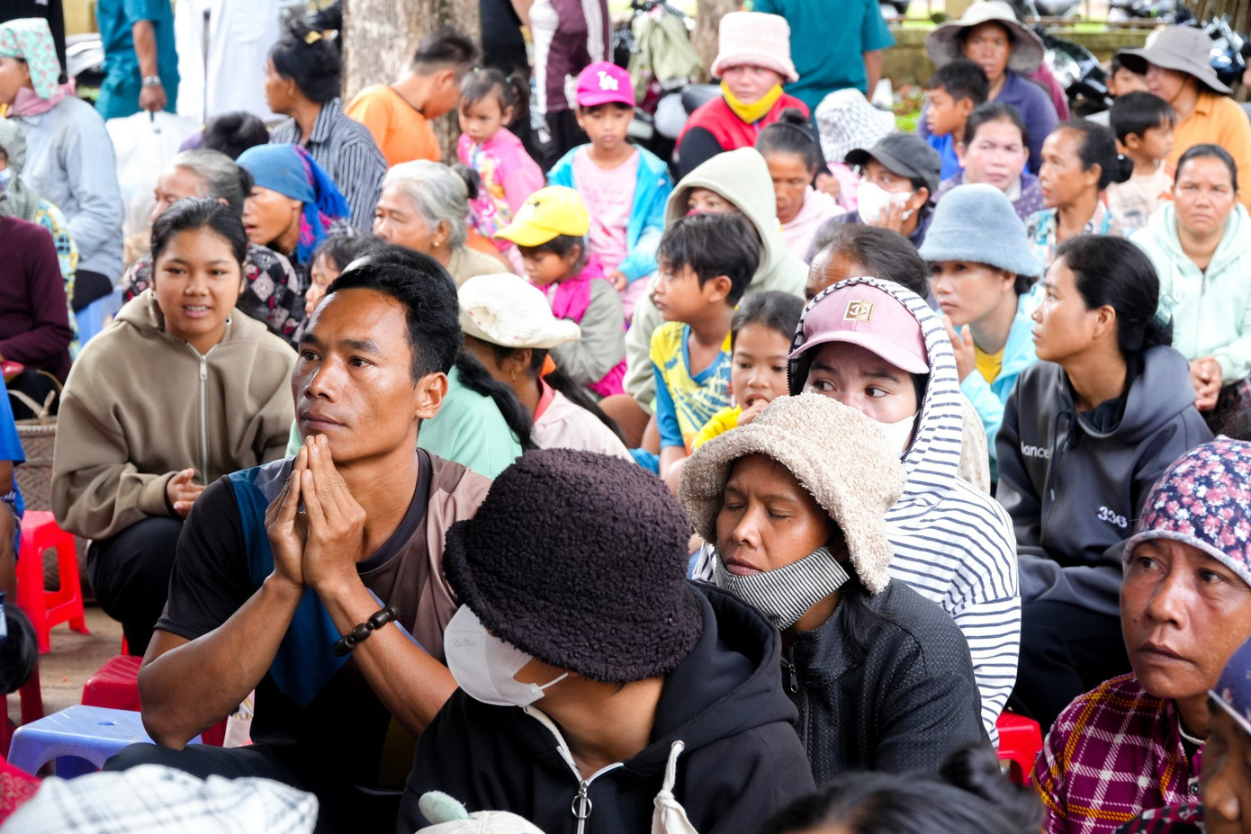 Rất đông người dân đến tham dự chương trình.