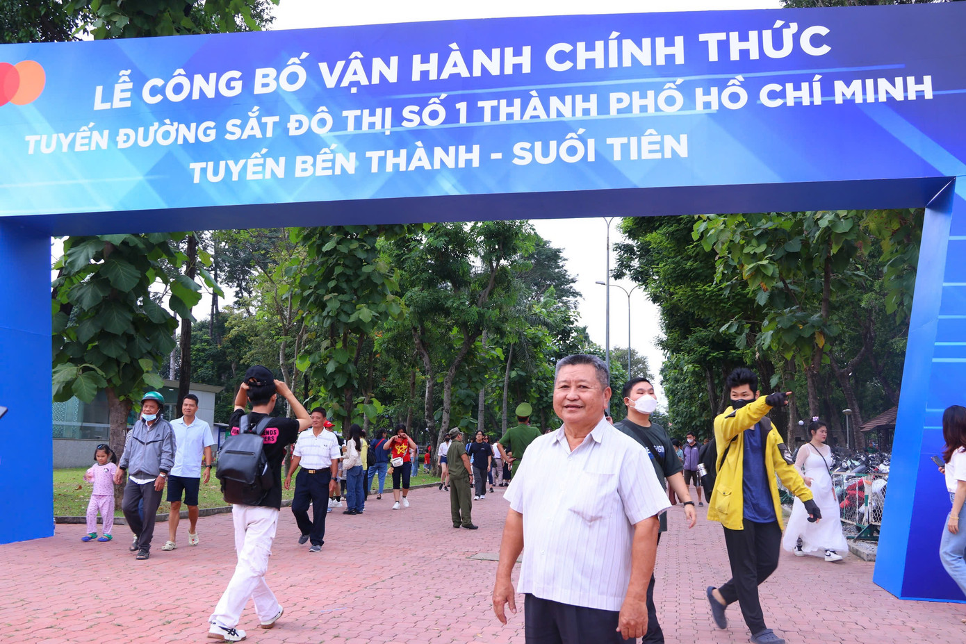 Ông Thoại (60 tuổi, TP. HCM) chia sẻ: “Tôi rất tự hào khi tuyến Metro số 1 được mở cửa, đây như một biểu tượng mới của thành phố. Bên cạnh đó việc mở cửa trải nghiệm 1 tháng miễn phí Metro là việc làm vô cùng nhân văn và phù hợp trước khi chính thức khai thác thương mại”.