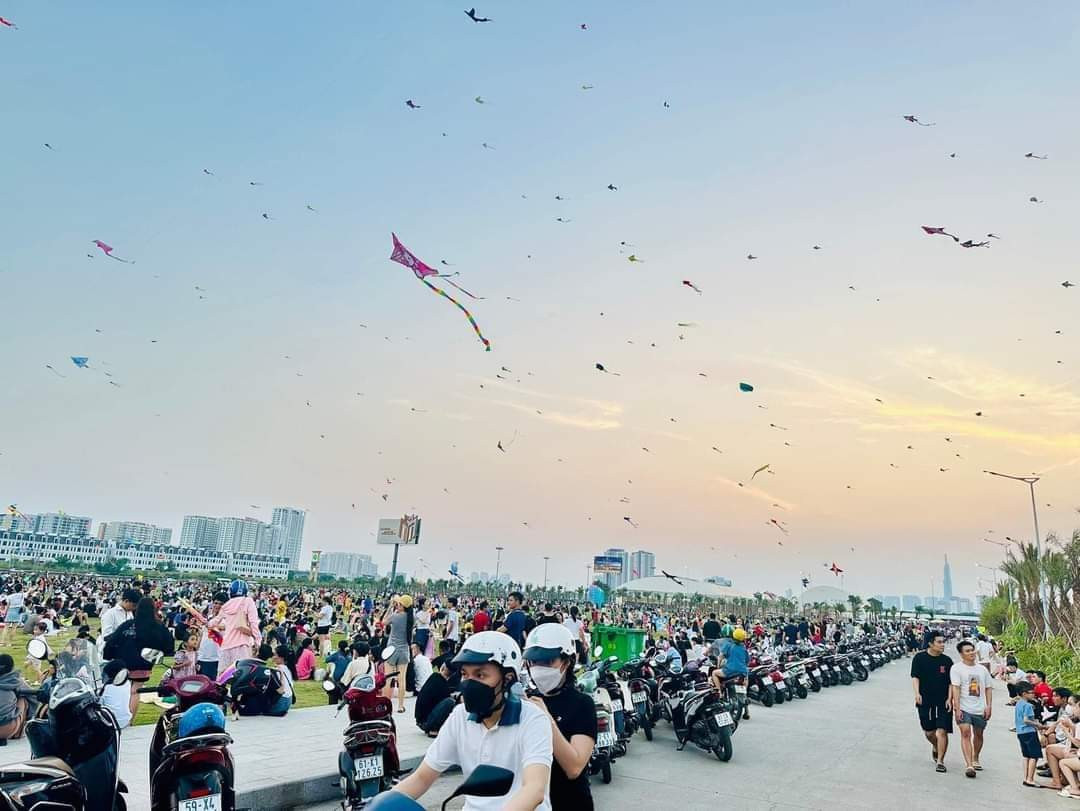 Điểm thả diều ngắm hoàng hôn mới toanh miễn phí tại City Park. (Ảnh: Đinh Minh Thư) Điểm thả diều ngắm hoàng hôn mới toanh miễn phí tại City Park. (Ảnh: Đinh Minh Thư)