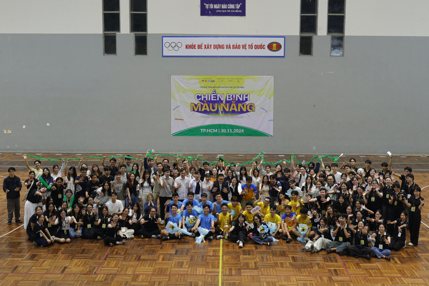 Ban Tổ chức và các bạn sinh viên cùng chụp hình lưu niệm tại chương trình.