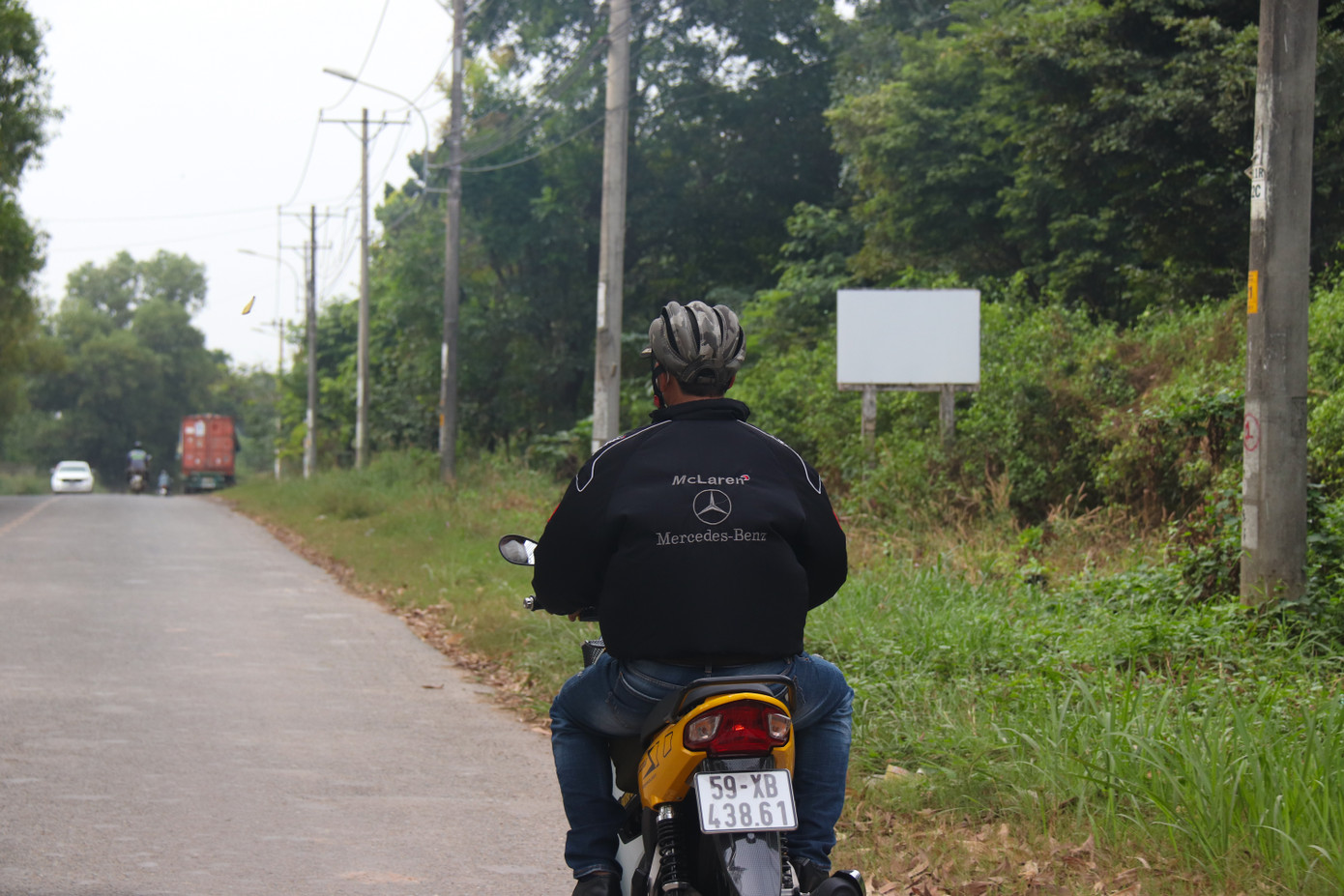 Mỗi ngày, ông Long cùng chiếc xe mang dòng chữ “Tiêu chí giúp người qua đường 0 đồng” đi từ quốc lộ đông đúc đến các con đường hẻo lánh hơn để hỗ trợ các trường hợp cần giúp. Ông thường đi dọc Xa lộ Hà Nội và khu vực ngã tư Thủ Đức từ 8h sáng đến trưa. Sau giờ nghỉ trưa, ông Long tiếp tục đi đến các tuyến đường nhỏ hơn, như: Nguyễn Xiển, Lê Văn Việt, Nguyễn Văn Tăng… Lịch trình di chuyển của ông Long không cố định mà hoàn toàn dựa vào linh cảm, bởi ông tin gặp được người ta và có cơ hội giúp người ta là nhờ vào nhân duyên.