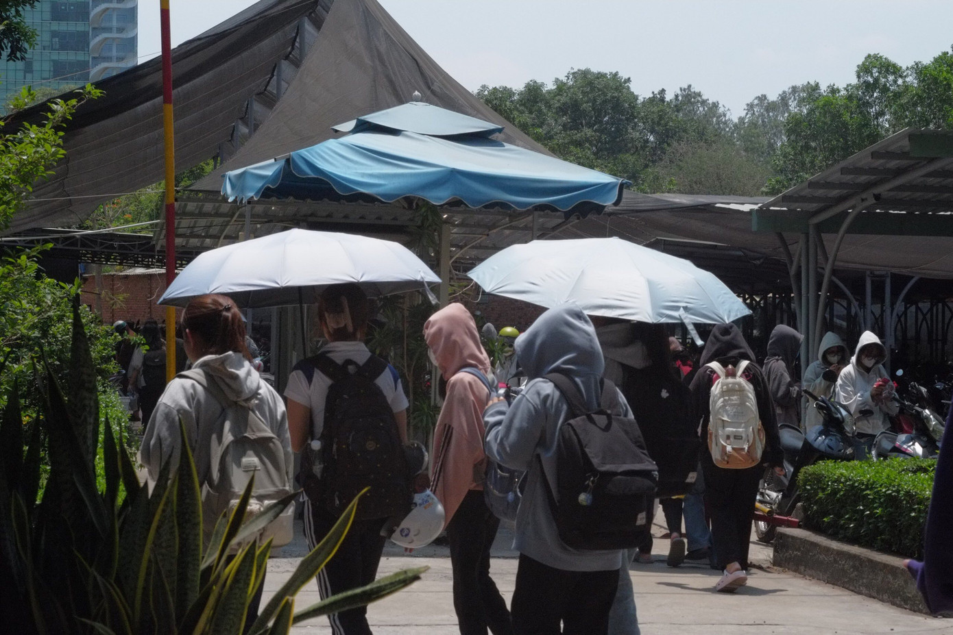 Áo chống nắng, mũ, khẩu trang, găng tay trở thành thứ “vũ khí” không thể thiếu khi sinh viên ra đường.