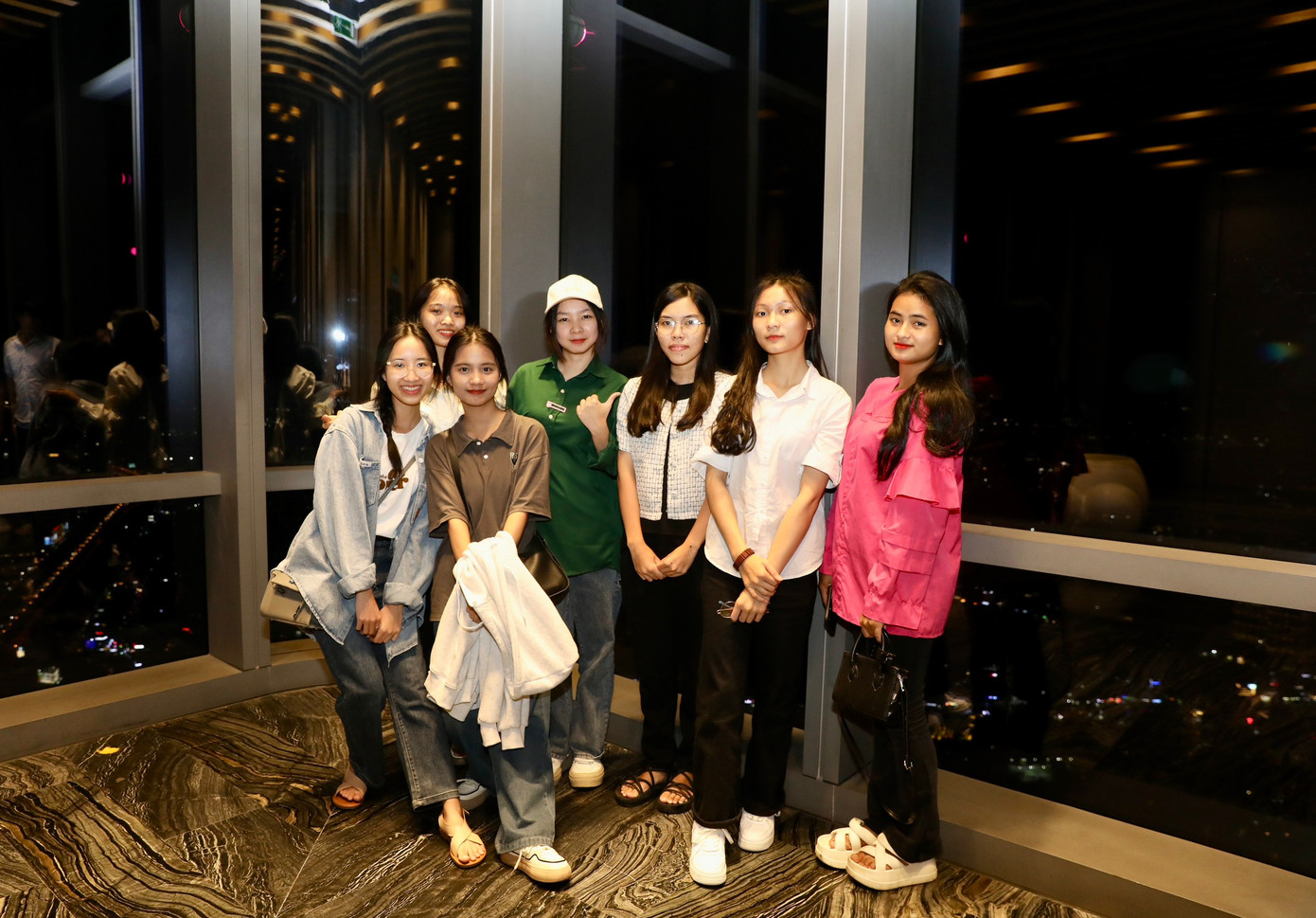 Từ các tầng 79, 80, 81 của tòa nhà nhìn xuống các bạn không khỏi ngạc nhiên trước vẻ đẹp về đêm của TP. HCM, với ánh đèn lung linh...