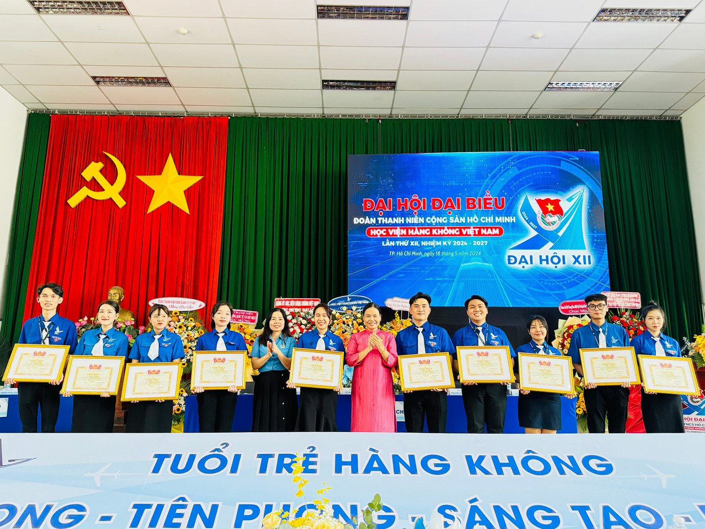 Tại Đại hội, Đoàn Khối các cơ quan T.Ư đã trao Bằng khen cho Đoàn Thanh niên Học viện Hàng không Việt Nam và 10 cá nhân về việc có thành tích xuất sắc trong công tác Đoàn và phong trào thanh niên, năm 2023. Tại Đại hội, Đoàn Khối các cơ quan T.Ư đã trao Bằng khen cho Đoàn Thanh niên Học viện Hàng không Việt Nam và 10 cá nhân về việc có thành tích xuất sắc trong công tác Đoàn và phong trào thanh niên, năm 2023.