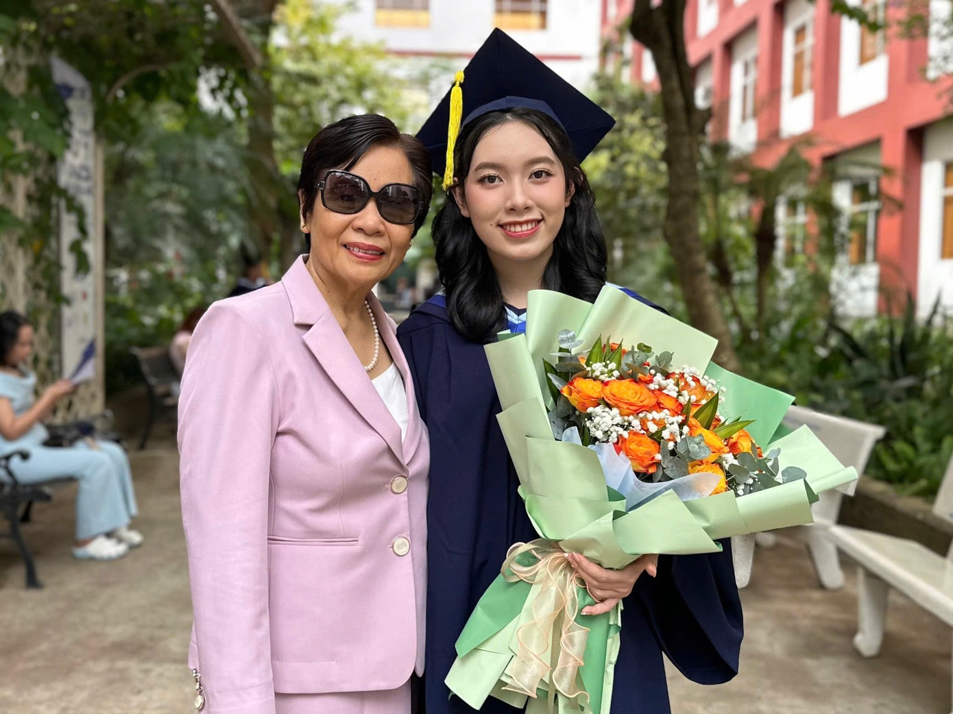 Mỹ Anh chụp hình cùng mẹ trong buổi Lễ nhận bằng tốt nghiệp. Mỹ Anh chụp hình cùng mẹ trong buổi Lễ nhận bằng tốt nghiệp.