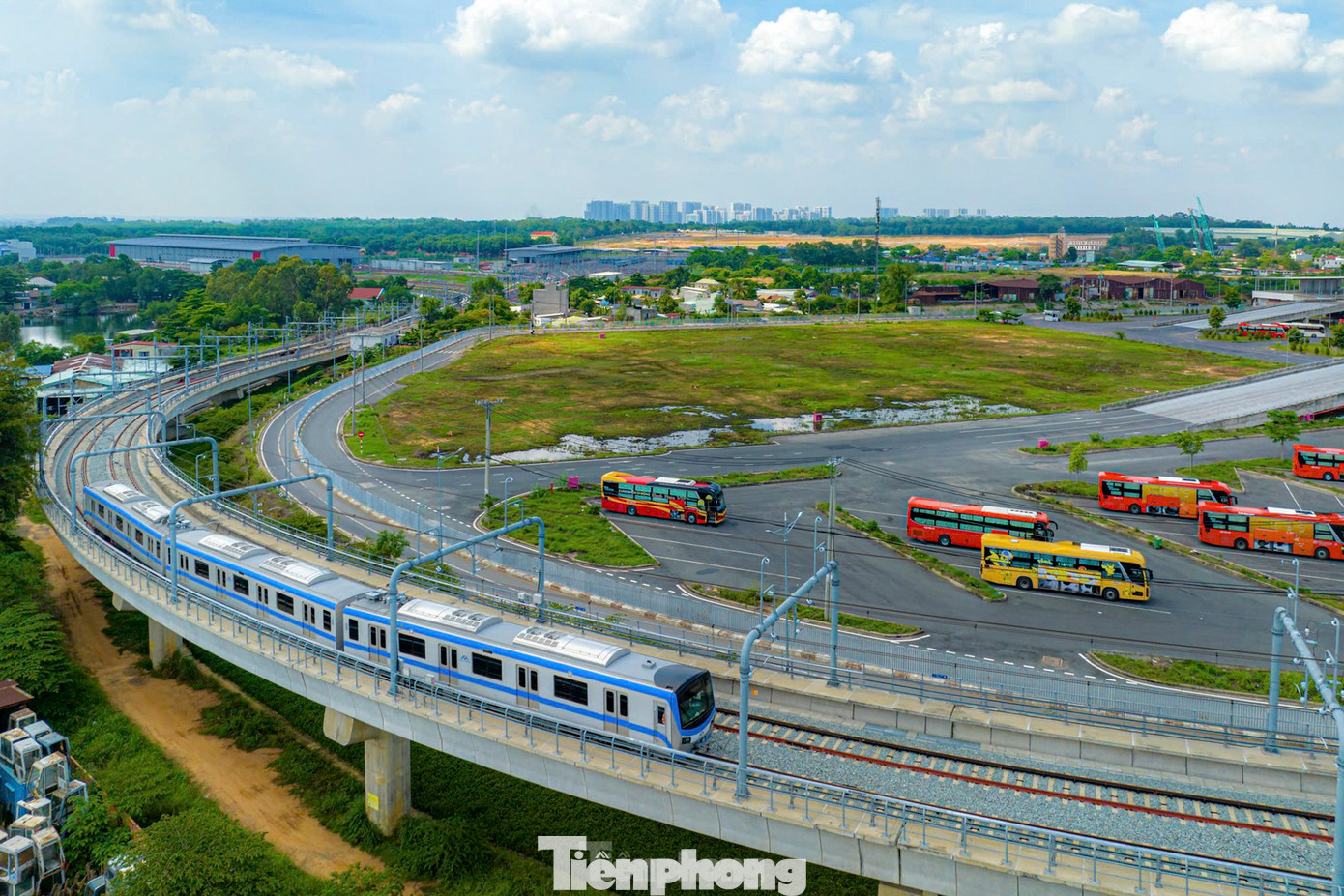 17 tuyến xe buýt kết nối với tuyến Metro số 1 trong tháng đầu tiên kể từ ngày 20/12/2024. (Ảnh: Duy Anh)