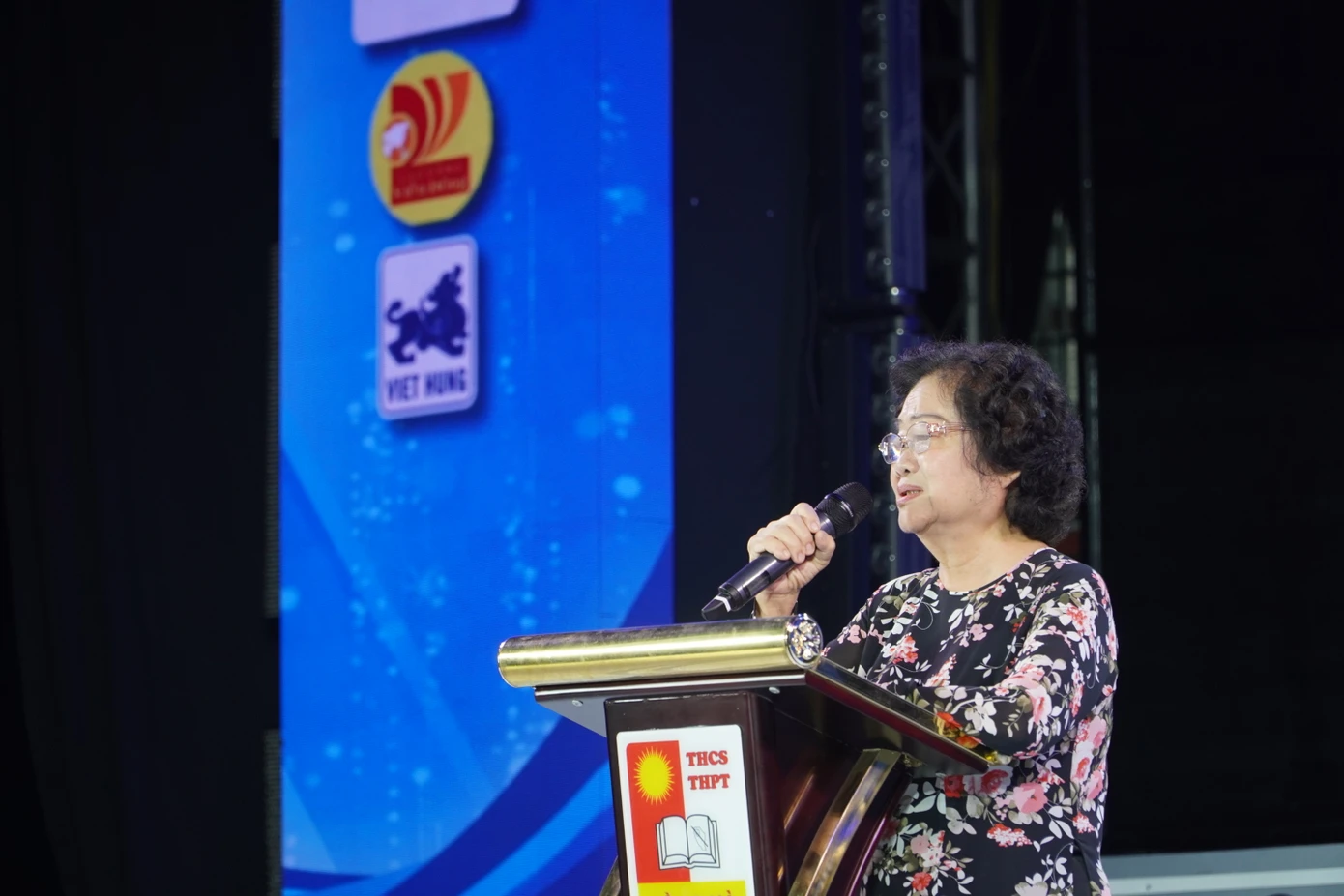 Nguyên Phó Chủ tịch Nước Trương Mỹ Hoa, Chủ tịch Quỹ Học bổng Vừ A Dính, Chủ nhiệm CLB “Vì Hoàng Sa – Trường Sa thân yêu” phát biểu tại chương trình.