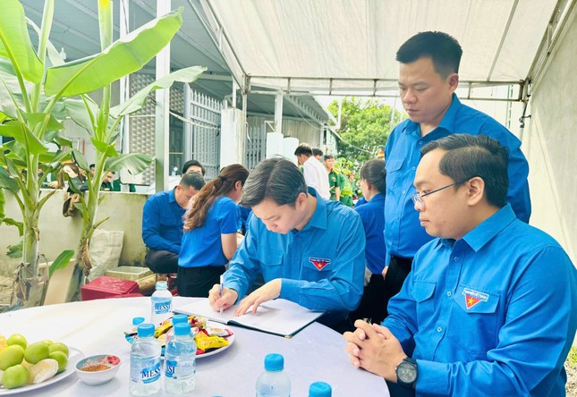 Anh Nguyễn Minh Triết viết sổ tang chia buồn với thân nhân liệt sĩ Lâm Hoàng Nhật. Anh Nguyễn Minh Triết viết sổ tang chia buồn với thân nhân liệt sĩ Lâm Hoàng Nhật.