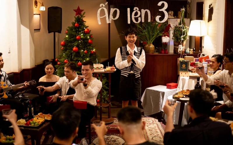 Tiến Phong và những người bạn thân thiết chúc mừng “Ấp lên 3”. (Ảnh: NVCC) Tiến Phong và những người bạn thân thiết chúc mừng “Ấp lên 3”. (Ảnh: NVCC)