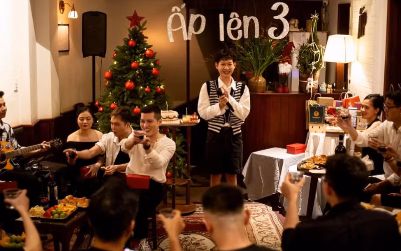 Tiến Phong và những người bạn thân thiết chúc mừng “Ấp lên 3”. (Ảnh: NVCC)