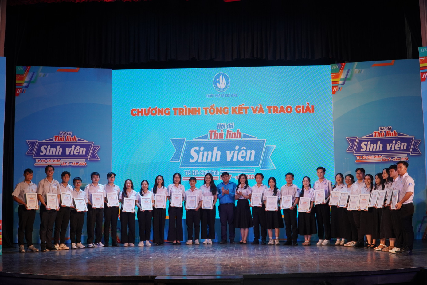 Ban Tổ chức trao giấy chứng nhận cho các thí sinh vào vòng Bán kết cuộc thi.