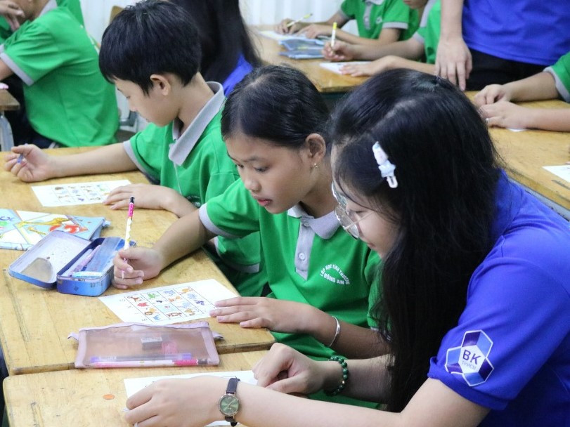 Những &apos;Gia sư áo xanh&apos; mang lại niềm vui cho các em nhỏ có hoàn cảnh khó khăn tại các khu trọ trên địa bàn TP. HCM.