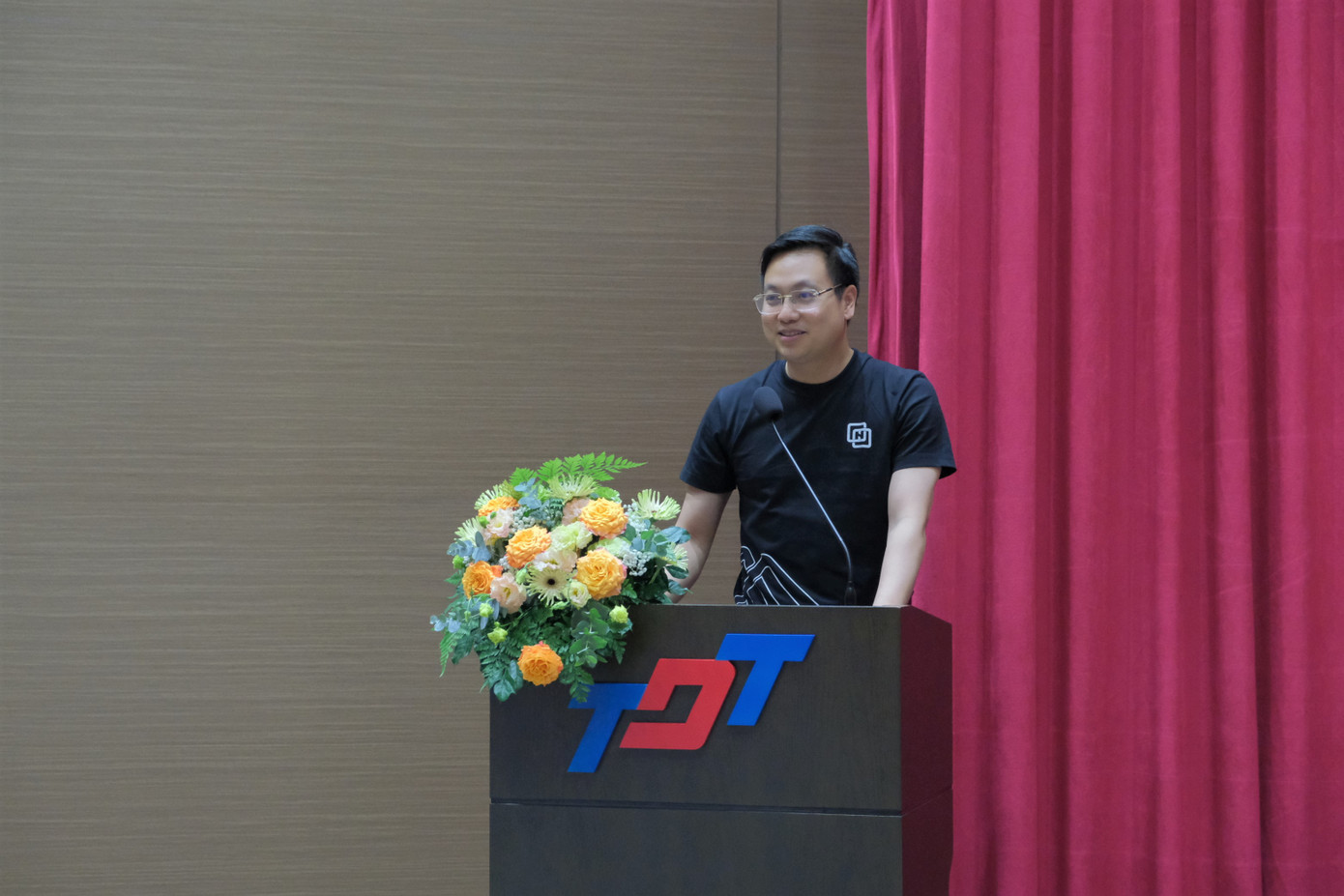 Đại diện Ban Tổ chức phát biểu khai mạc sự kiện. Đại diện Ban Tổ chức phát biểu khai mạc sự kiện.