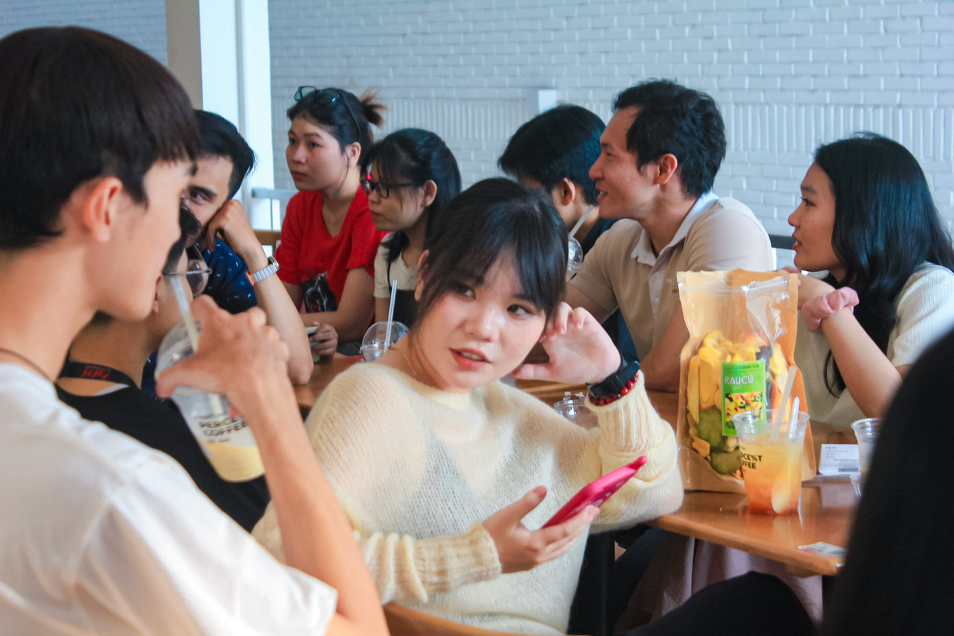 Các bạn trẻ là người nước ngoài và người Việt sẵn sàng giao lưu, tặng quà cho nhau khi đến với buổi gặp mặt.