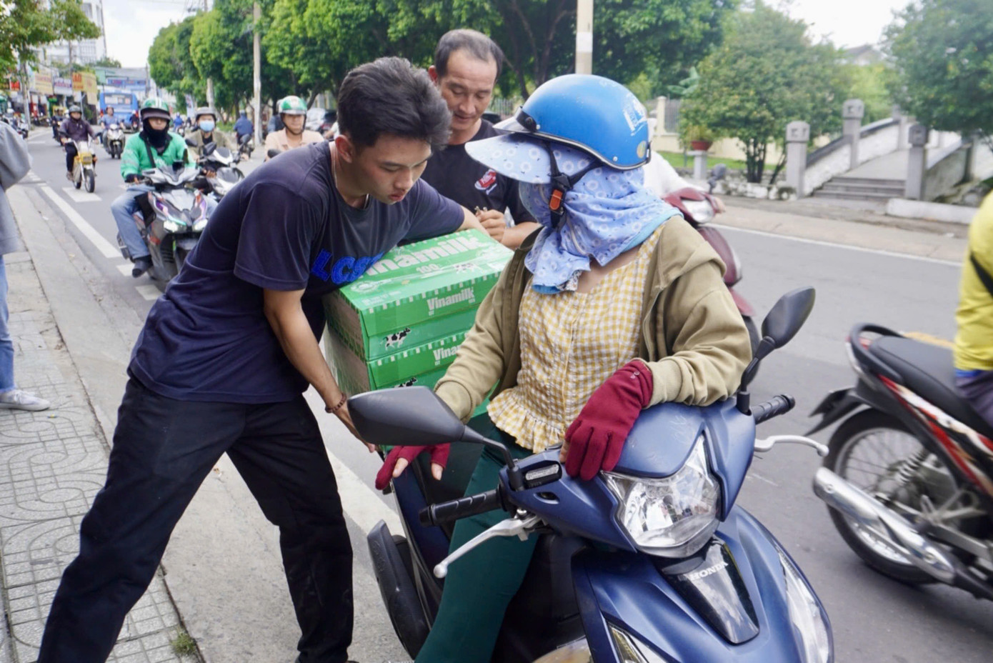 Tinh thần đoàn kết, yêu Tổ quốc, yêu đồng bào từ lâu đã ăn sâu vào tiềm thức của mỗi con người Việt Nam. Tinh thần đoàn kết, yêu Tổ quốc, yêu đồng bào từ lâu đã ăn sâu vào tiềm thức của mỗi con người Việt Nam.
