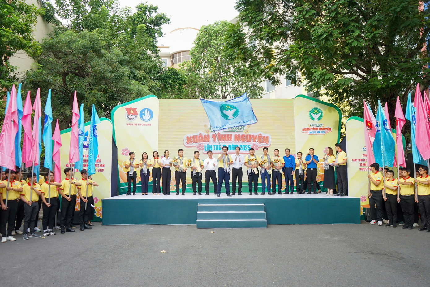 Nghi thức trao cờ tại Lễ phát động Chiến dịch Xuân Tình nguyện 2025.