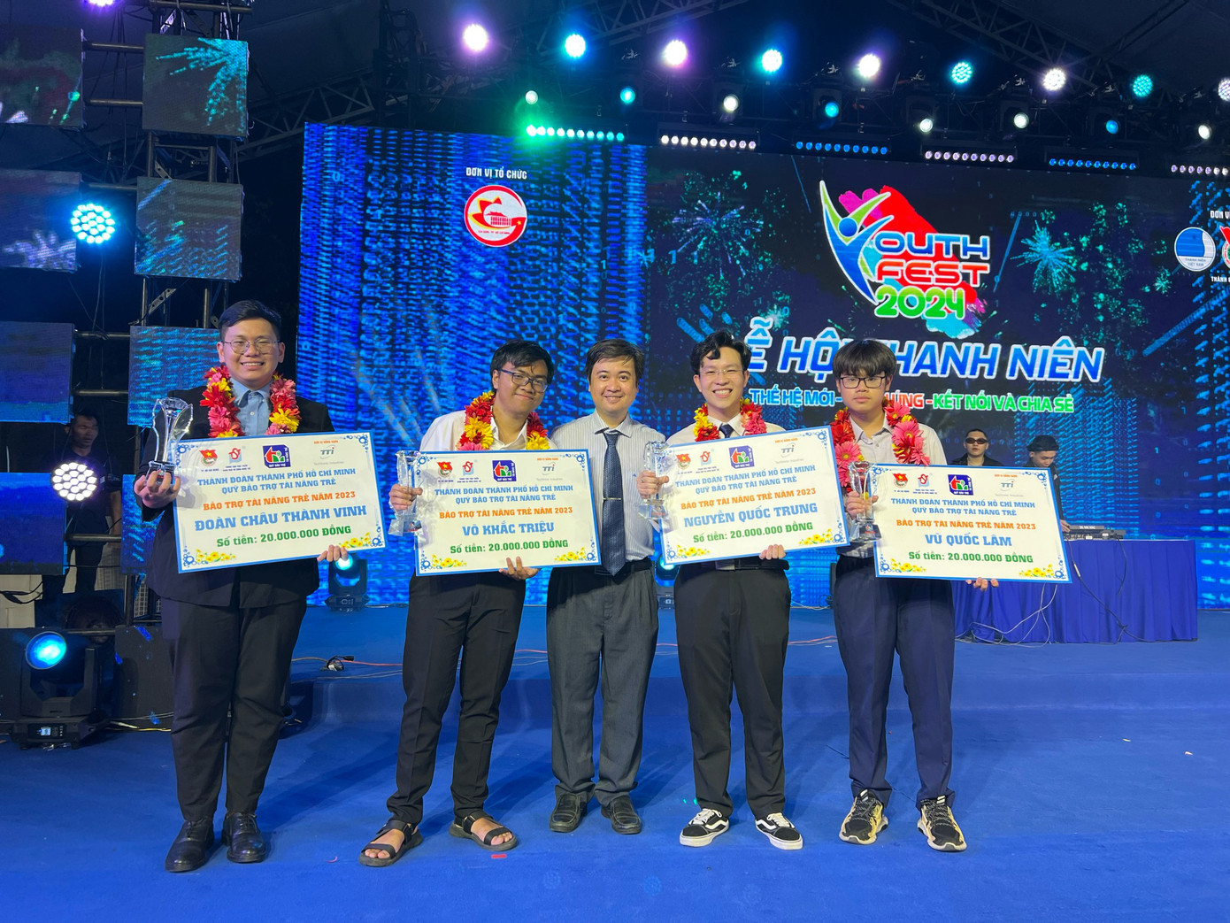 Quốc Trung (thứ hai, từ phải sang) và các tài năng trẻ chụp hình lưu niệm cùng PGS. TS Trần Minh Triết - Phó Hiệu trưởng trường ĐH KHTN (ĐHQG TP. HCM). (Ảnh: NVCC) Quốc Trung (thứ hai, từ phải sang) và các tài năng trẻ chụp hình lưu niệm cùng PGS. TS Trần Minh Triết - Phó Hiệu trưởng trường ĐH KHTN (ĐHQG TP. HCM). (Ảnh: NVCC)