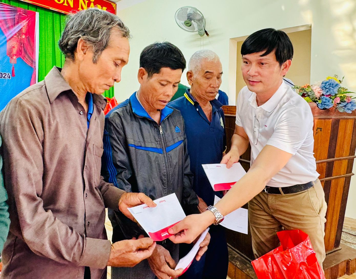 Nhà báo Trần Ngọc Lâm - Phó Trưởng Ban đại diện báo Tiền Phong tại TP. HCM, trao quà tặng bà con xã Phú Nghĩa (huyện Bù Gia Mập, tỉnh Bình Phước).