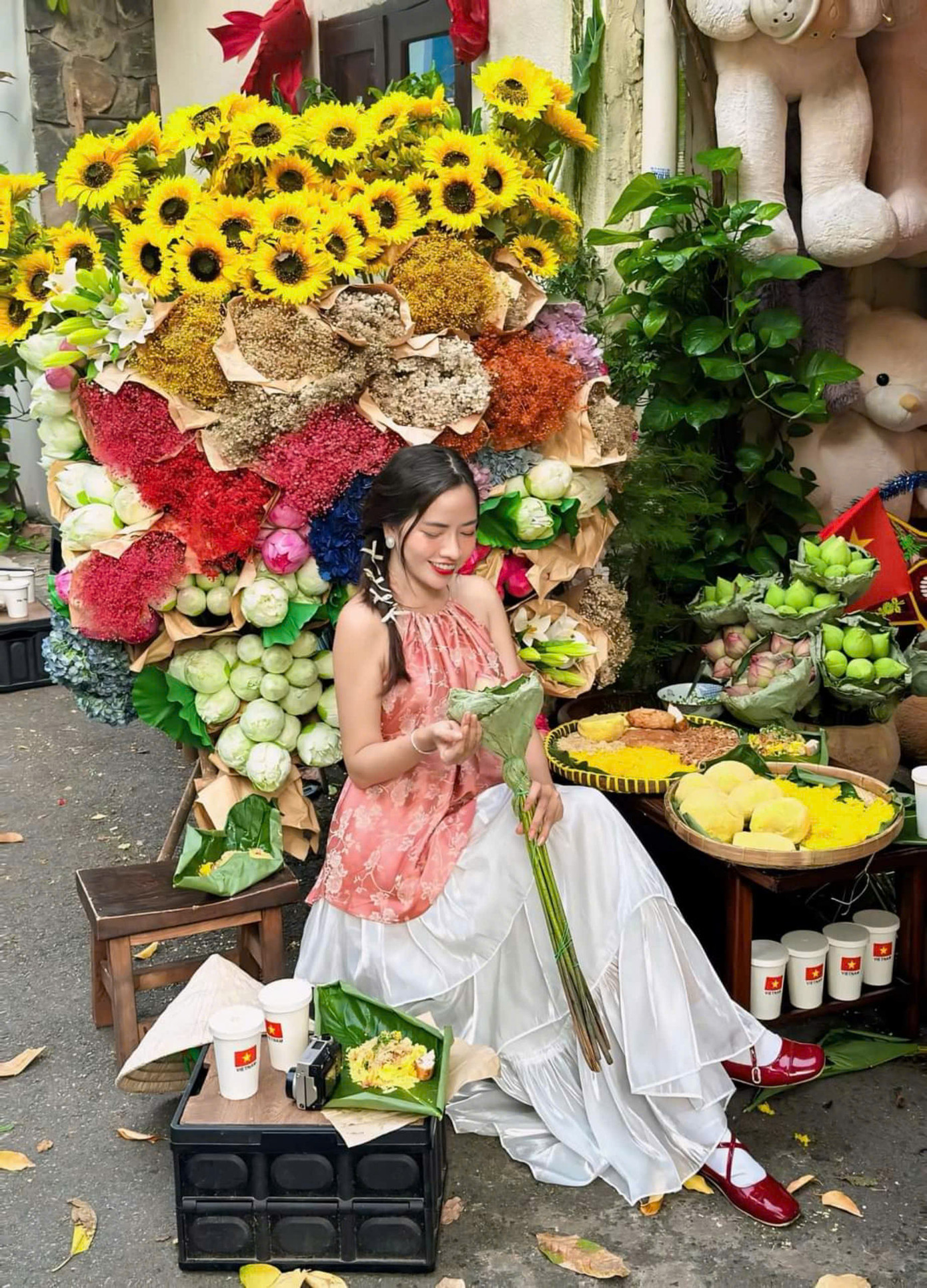 Phong cảnh của quán đã thu hút nhiều bạn trẻ yêu thích chụp ảnh đến check-in. (Ảnh: Nguyễn Thảo)