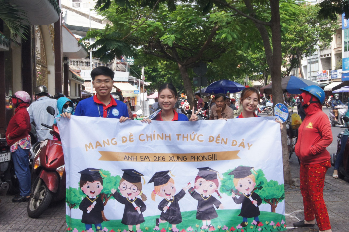 Những bạn trẻ tình nguyện mang năng lượng tích cực, hào hứng cổ vũ các sĩ tử, với mong muốn giúp đỡ hết mình, chúc phúc các thí sinh có một kỳ thi suôn sẻ, tốt đẹp nhất.