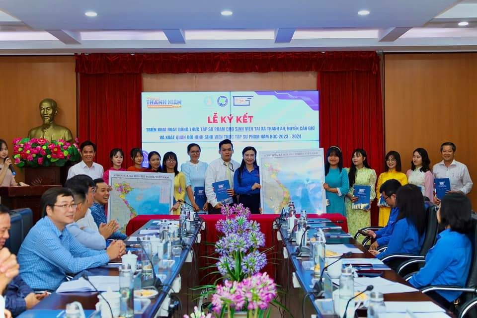 Bí thư T.Ư Đoàn Nguyễn Phạm Duy Trang trao quà và bản đồ Việt Nam cho đoàn sinh viên trường ĐH Sư phạm TP. HCM thực tập tại xã đảo Thạnh An (huyện Cần Giờ, TP. HCM). Những tấm bản đồ sẽ được những sinh viên trao tặng lại cho các trường trên xã đảo Thạnh An. Bí thư T.Ư Đoàn Nguyễn Phạm Duy Trang trao quà và bản đồ Việt Nam cho đoàn sinh viên trường ĐH Sư phạm TP. HCM thực tập tại xã đảo Thạnh An (huyện Cần Giờ, TP. HCM). Những tấm bản đồ sẽ được những sinh viên trao tặng lại cho các trường trên xã đảo Thạnh An.