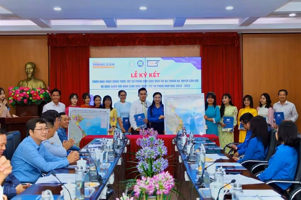 Bí thư T.Ư Đoàn Nguyễn Phạm Duy Trang trao quà và bản đồ Việt Nam cho đoàn sinh viên trường ĐH Sư phạm TP. HCM thực tập tại xã đảo Thạnh An (huyện Cần Giờ, TP. HCM). Những tấm bản đồ sẽ được những sinh viên trao tặng lại cho các trường trên xã đảo Thạnh An.