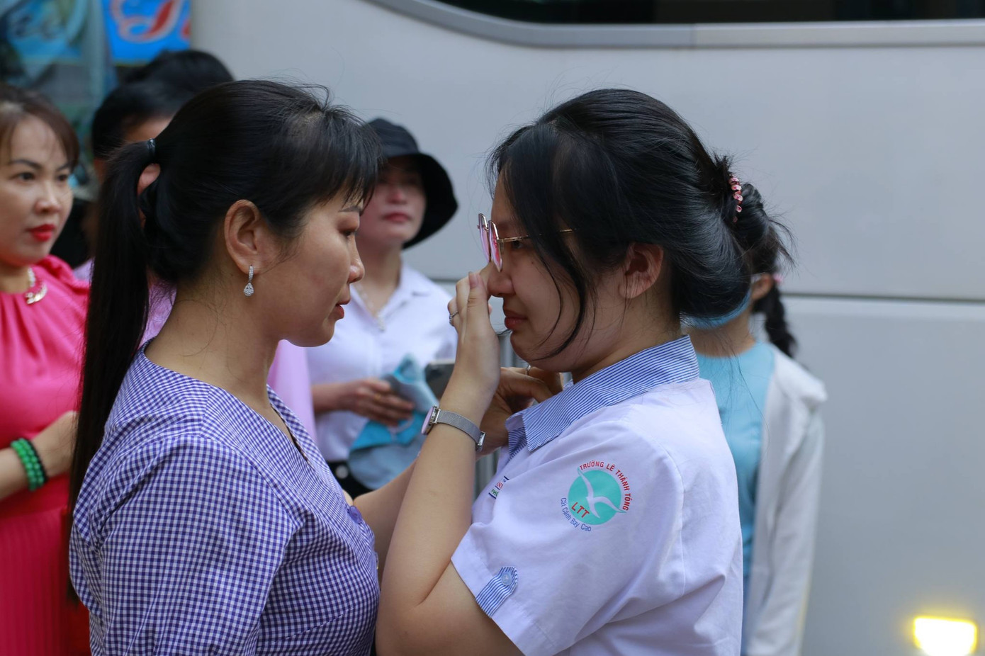 Phụ huynh động viên con sau buổi thi môn Ngữ văn sáng 27/6.