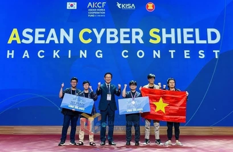 Những gương mặt của trường ĐH Công nghệ thông tin (ĐHQG TP. HCM) giành giải Nhất tại cuộc thi. (Ảnh: NTCC)