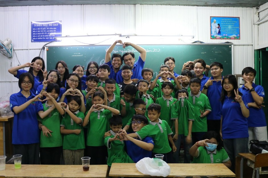 Nhóm sinh viên &apos;Gia sư áo xanh&apos; của trường ĐH Bách khoa (ĐHQG TP. HCM).