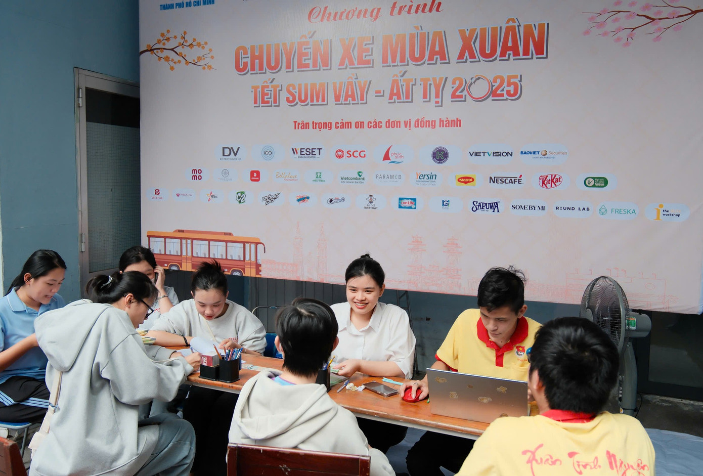 Nhiều đầu việc làm Tết đang đợi sinh viên đăng ký.