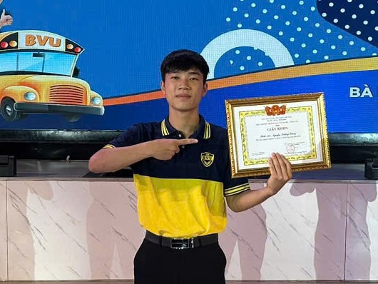 Giang hạnh phúc với thành quả nỗ lực cố gắng của mình khi được trường ĐH Bà Rịa - Vũng Tàu vinh danh thủ khoa. Giang hạnh phúc với thành quả nỗ lực cố gắng của mình khi được trường ĐH Bà Rịa - Vũng Tàu vinh danh thủ khoa.