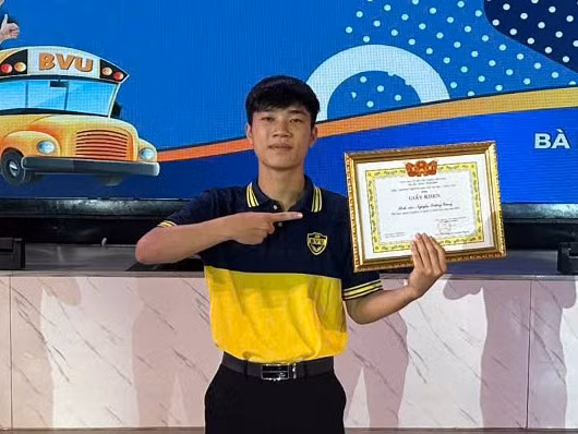 Giang hạnh phúc với thành quả nỗ lực cố gắng của mình khi được trường ĐH Bà Rịa - Vũng Tàu vinh danh thủ khoa.