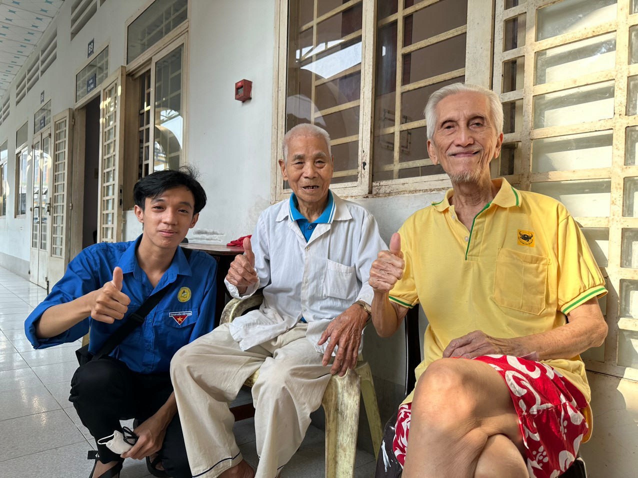 Chương trình tặng quà cho người già neo đơn.