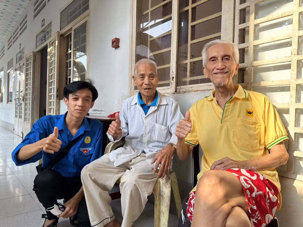 Chương trình tặng quà cho người già neo đơn.