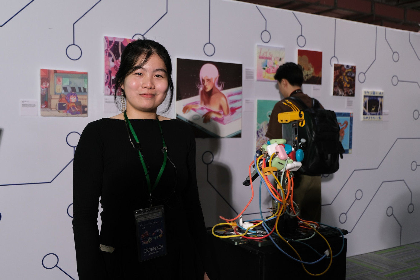 Dương Gia Mẫn chụp cùng tác phẩm Khổng tước tái sinh' đoạt giải Mạch bạc.